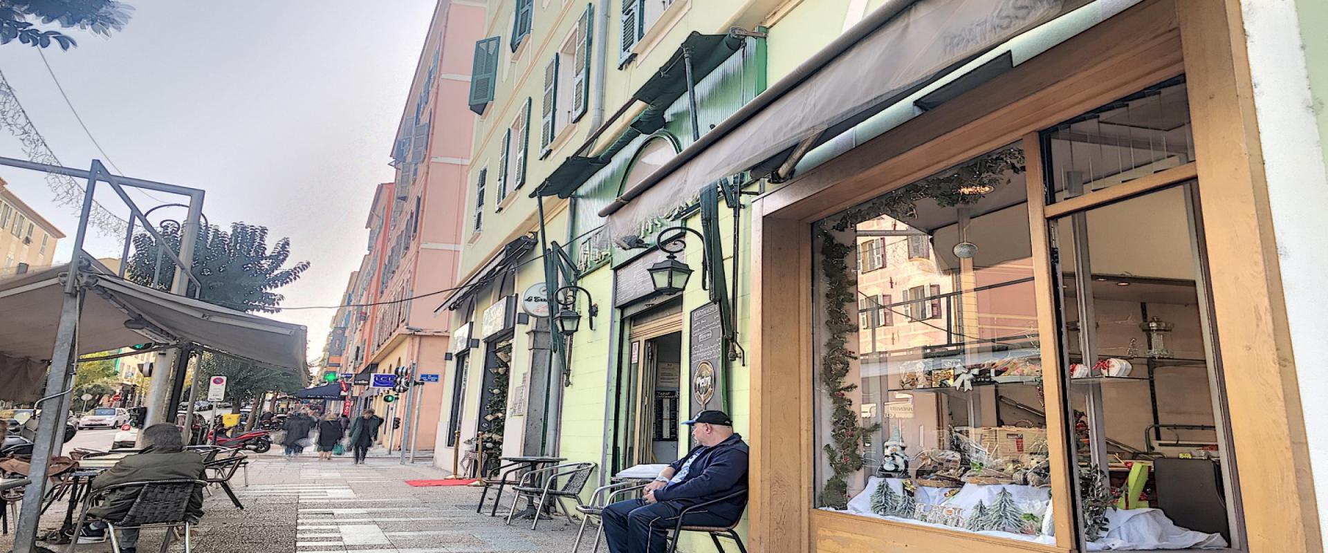 RARE ! En Corse à Ajaccio, sur le Cours Napoléon, la vente des murs 