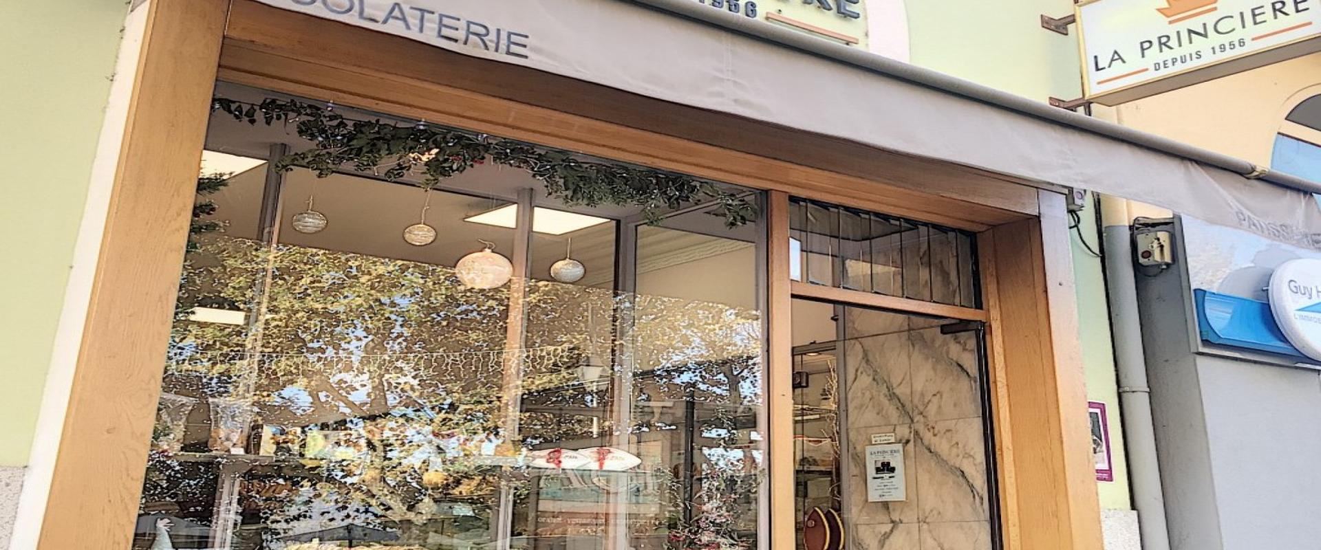 RARE ! En Corse à Ajaccio, sur le Cours Napoléon, la vente des murs 