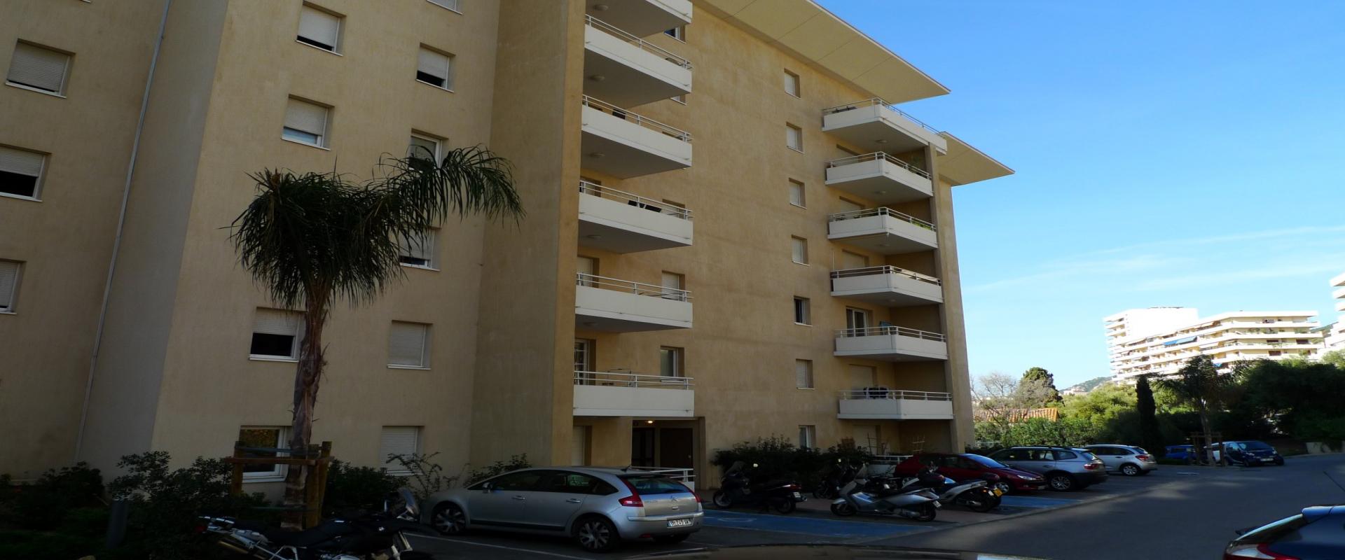 F2 à louer Sanguinaires le Feno vue immeuble