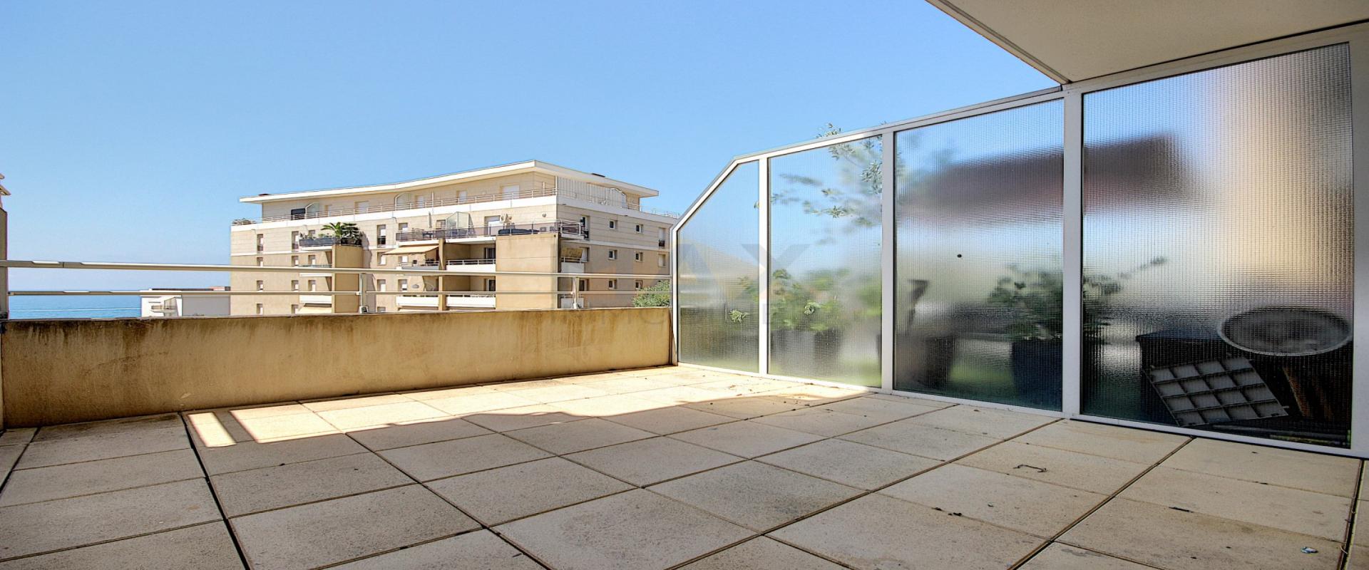 En Corse, A Ajaccio, route des Sanguinaires, un F3 dans une copropriété récente, avec une terrasse de 20m²