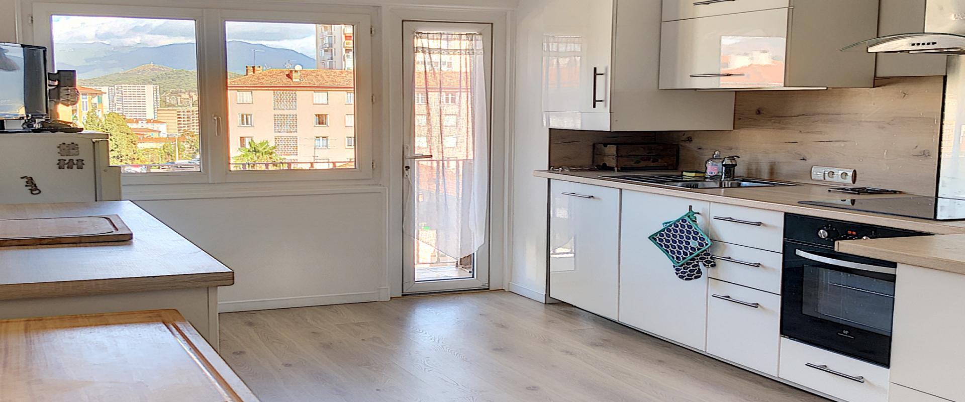 Appartement traversant de type F2 à vendre refait à neuf - Ajaccio