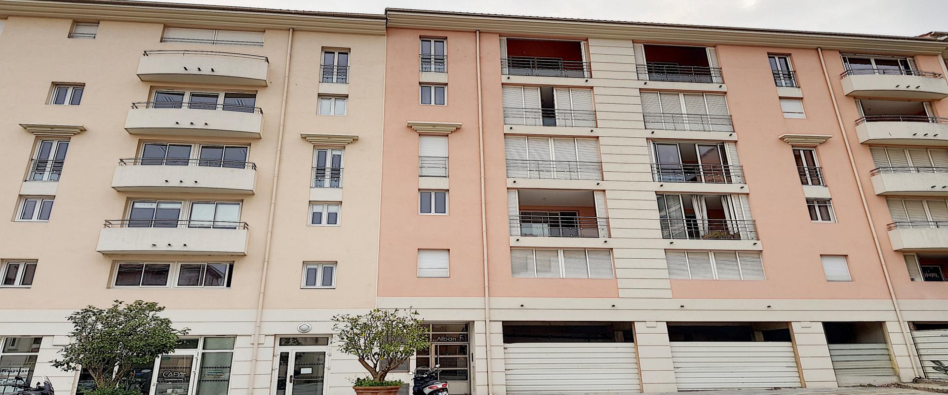 A vendre T5 duplex Espace immeuble