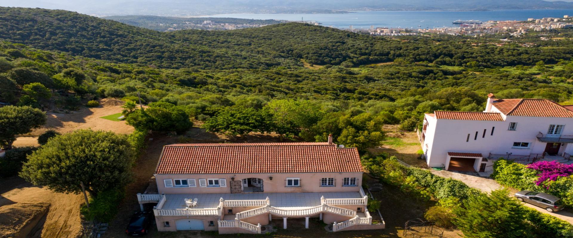 Bien Rare,En position dominante, vue mer panoramique sur le golfe ajaccio, villa f5 ALATA, 2000m² de terrain piscinable