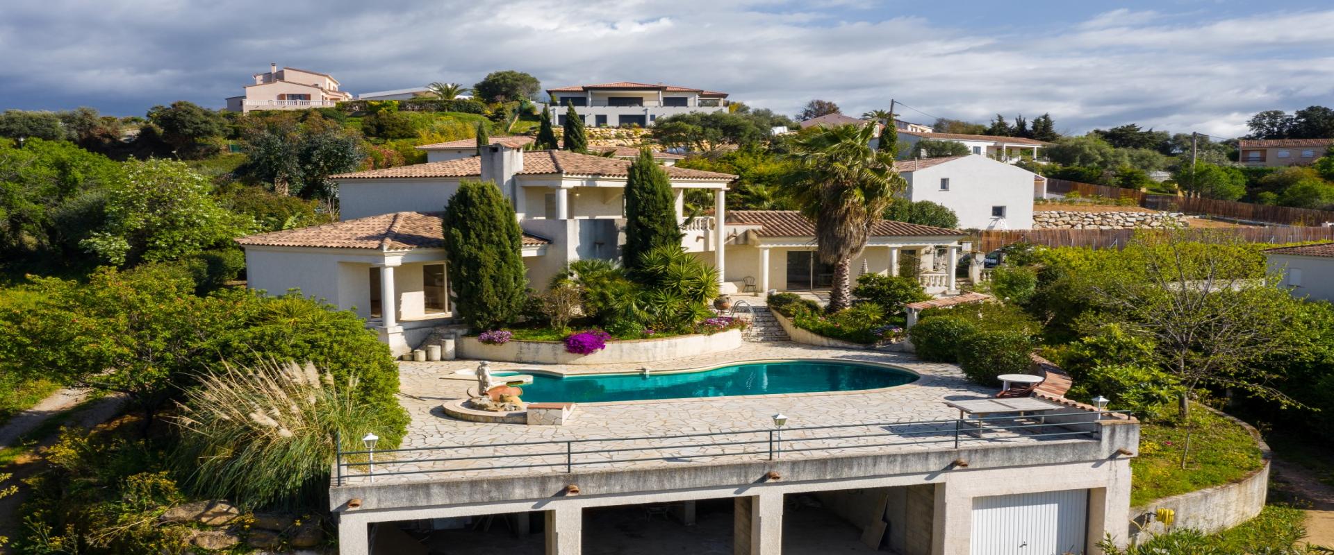 Une Villa avec piscine et dépendance à vendre-Bastelicaccia