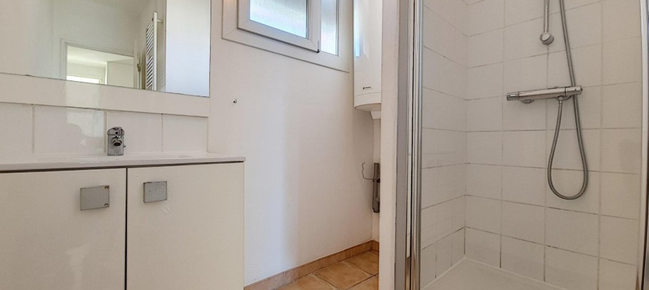 F4 à louer Kennedy salle de douche 