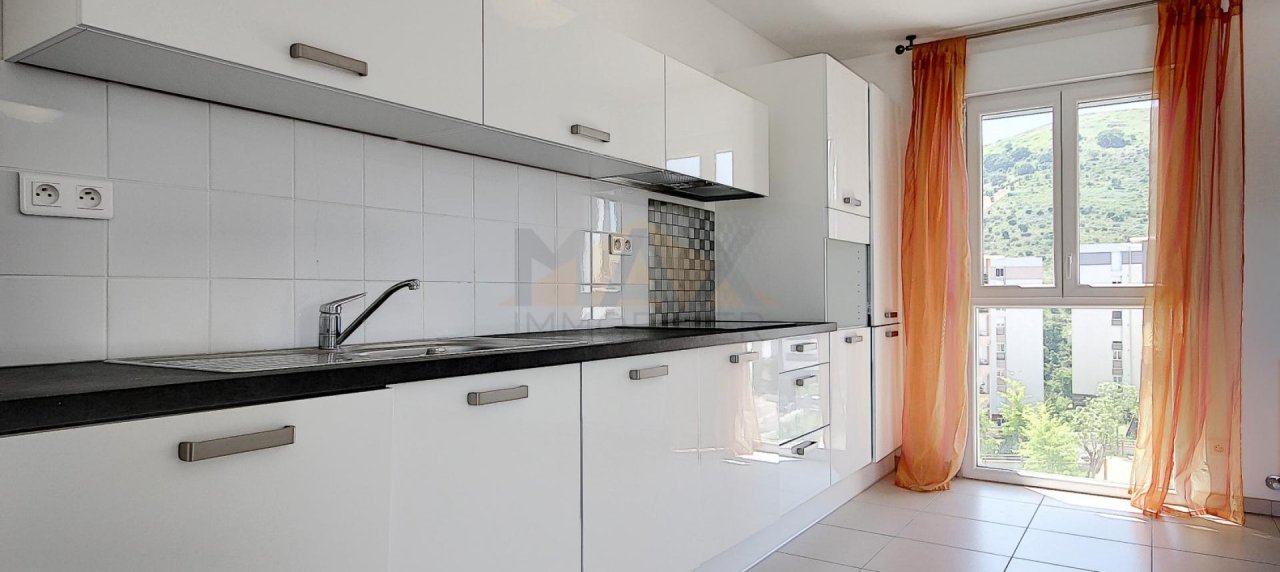 En Corse, à proximité d'AJACCIO, à SARROLA CARCOPINO, vente d'un appartement T3 de 67 m² avec terrasse de 11 m². Immeuble récent