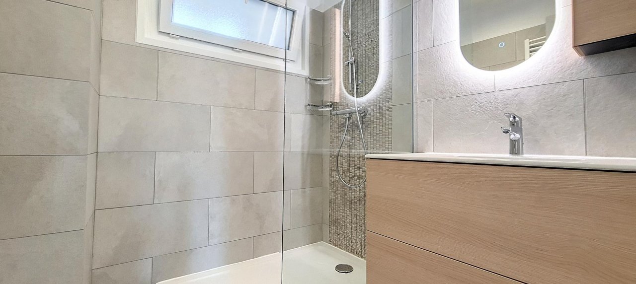 F3  à louer Castel Vecchio salle de douche 