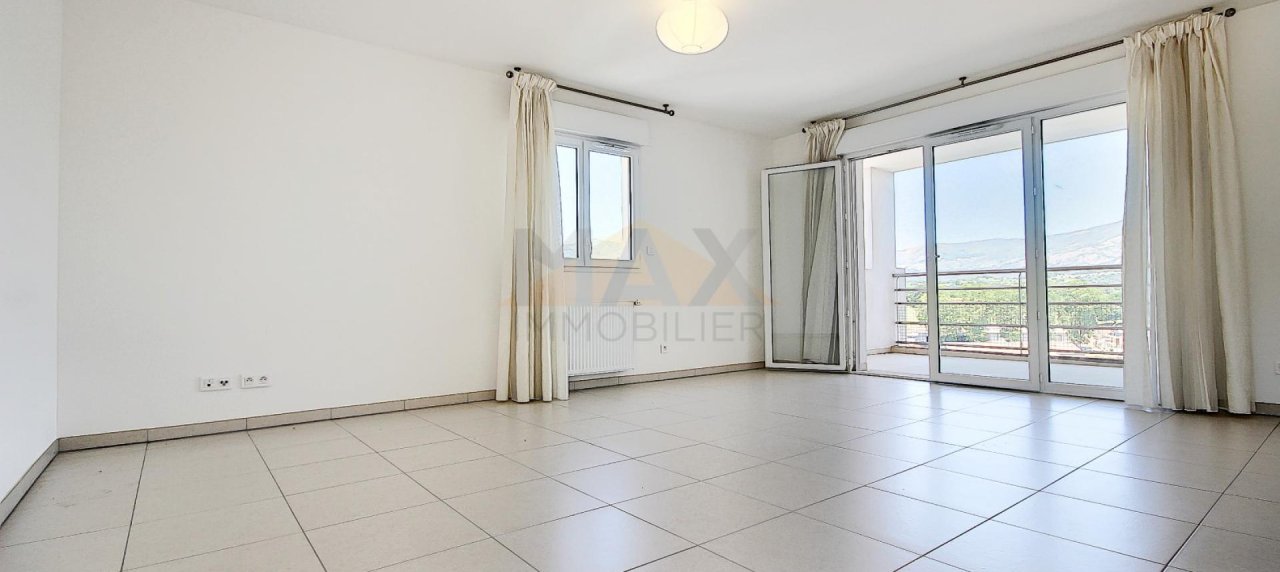 En Corse, à proximité d'AJACCIO, à SARROLA CARCOPINO, vente d'un appartement T3 de 67 m² avec terrasse de 11 m². Immeuble récent