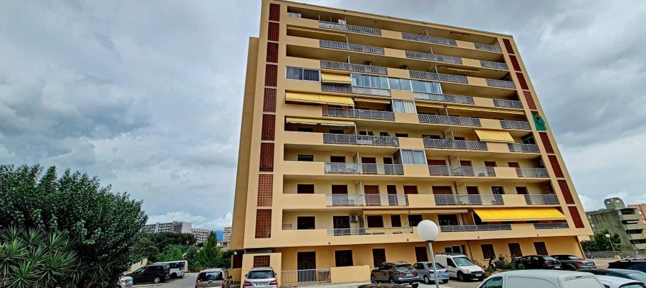 F2 à louer Résidence d'Ajaccio immeuble