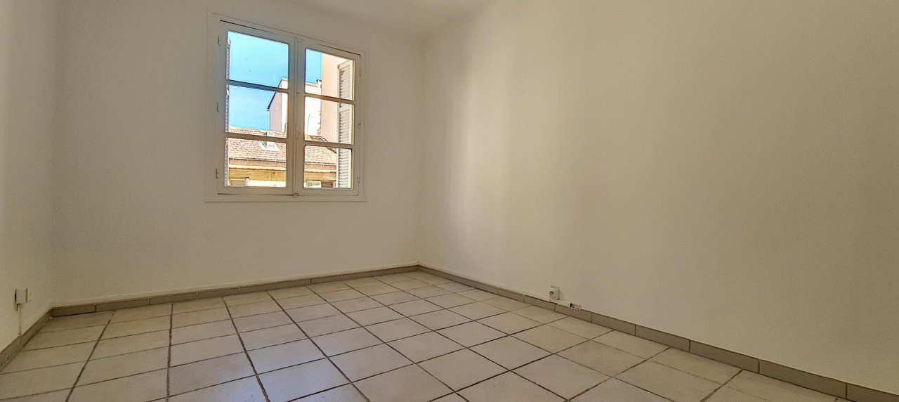 F2 à louer rue Pompeani chambre 