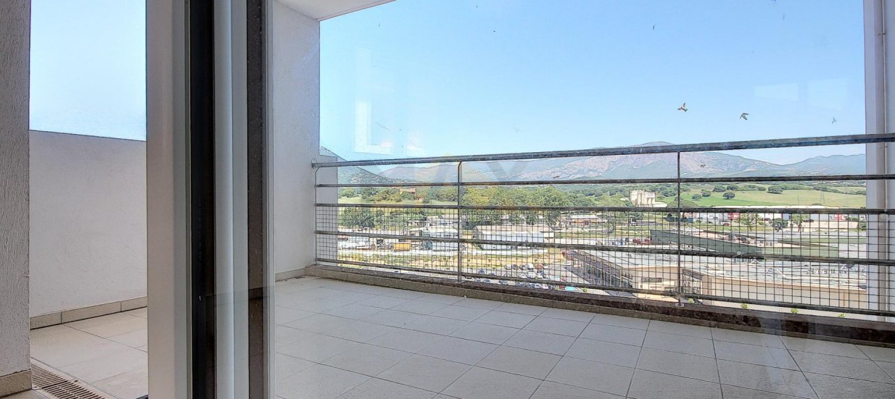 En Corse, à proximité d'AJACCIO, à SARROLA CARCOPINO, vente d'un appartement T3 de 67 m² avec terrasse de 11 m². Immeuble récent
