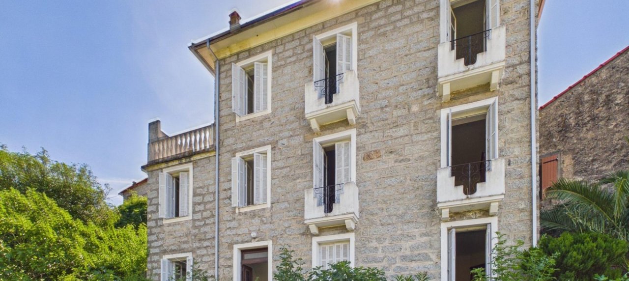 A VENDRE MAISON AUTHENTIQUE SAINTE MARIE SICHE