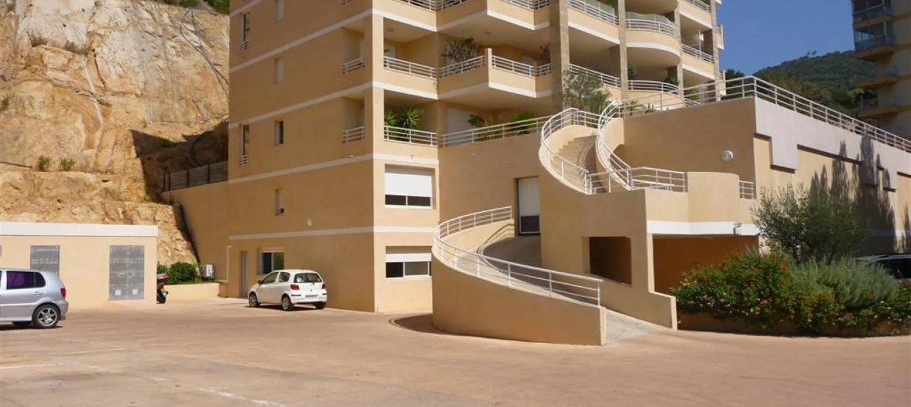 Box fermé à louer secteur Parc Berthault à Ajaccio