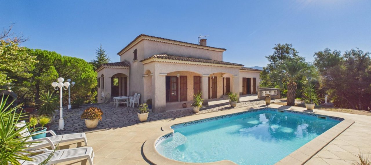 A VENDRE VILLA F4/5 AVEC PISCINE A AFA