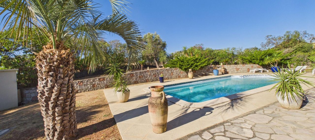 A VENDRE VILLA F4/5 AVEC PISCINE A AFA