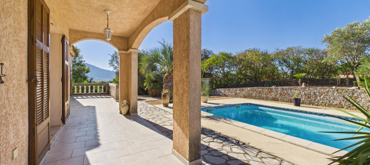 A VENDRE VILLA F4/5 AVEC PISCINE A AFA