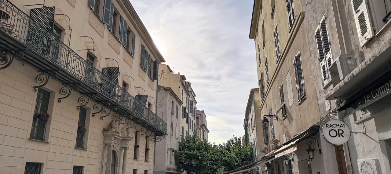 F2 meublé à louer centre ville rue Bonaparte à Ajaccio