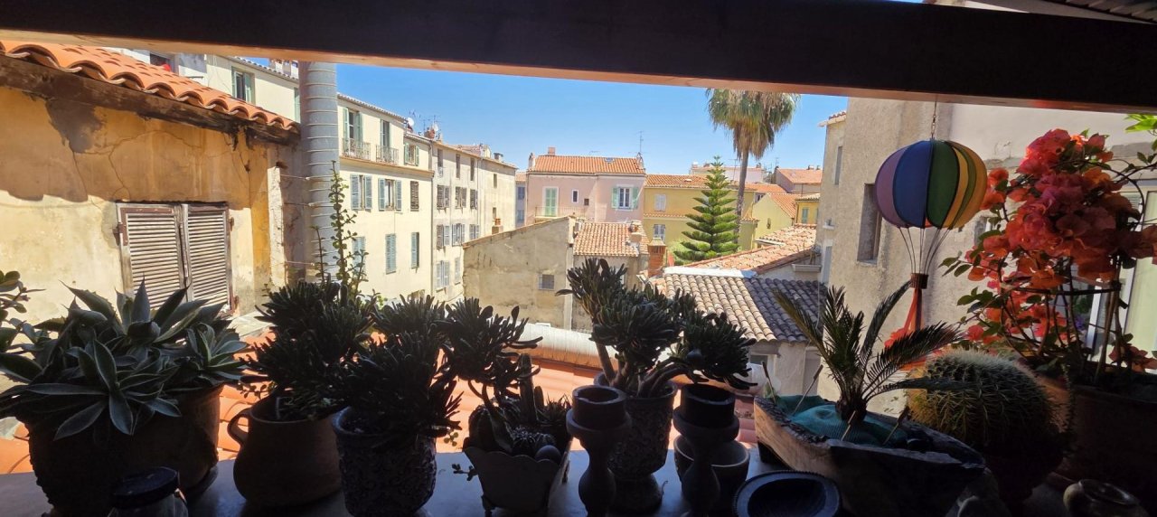 A VENDRE F3 CHARMANT AVEC TERRASSE - VIEILLE VILLE AJACCIO