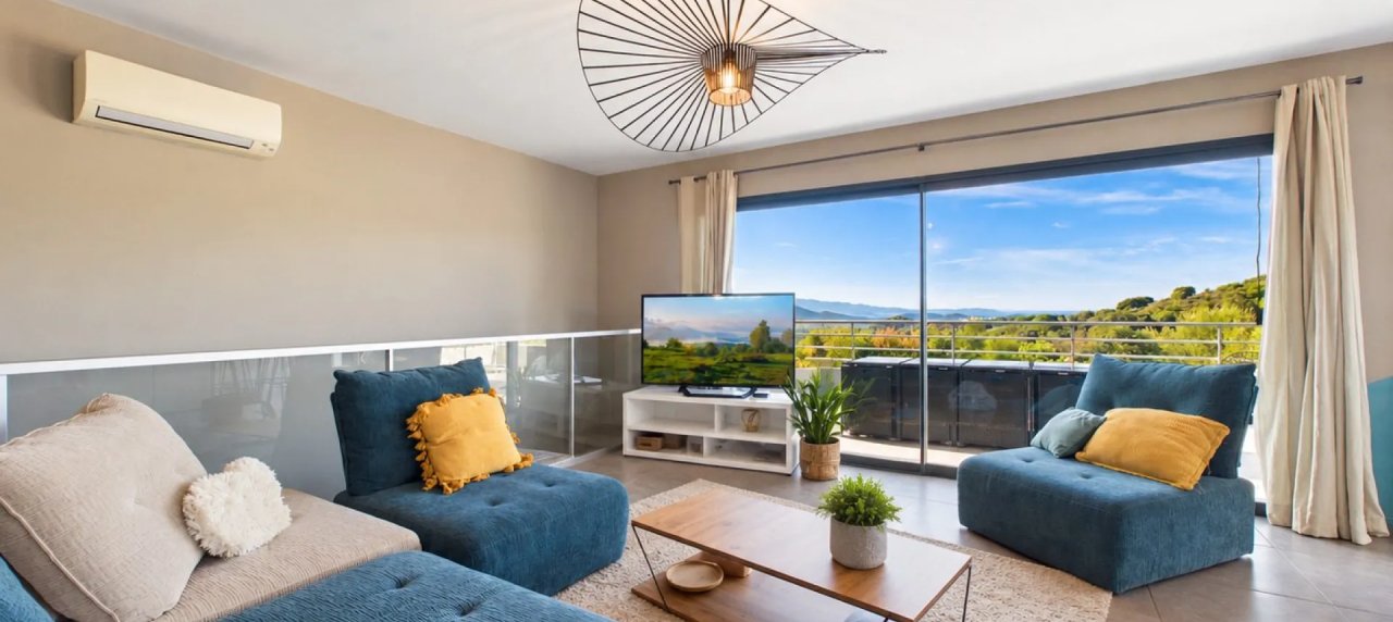 VILLA CONTEMPORAINE AVEC TERRAIN PISCINABLE A AFA
