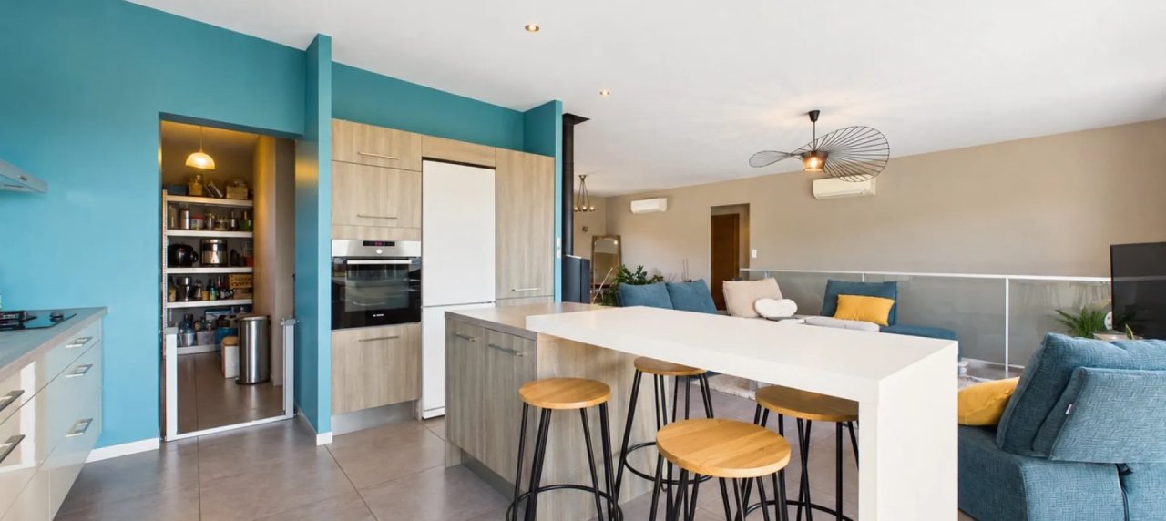 VILLA CONTEMPORAINE AVEC TERRAIN PISCINABLE A AFA