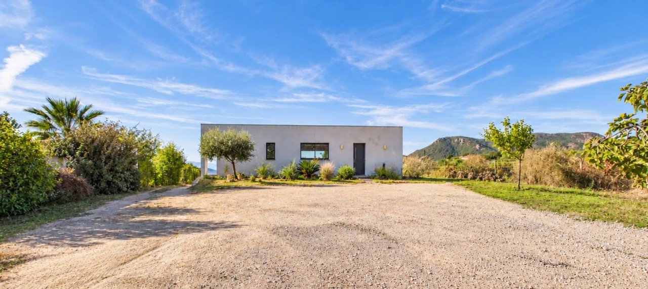 VILLA CONTEMPORAINE AVEC TERRAIN PISCINABLE A AFA