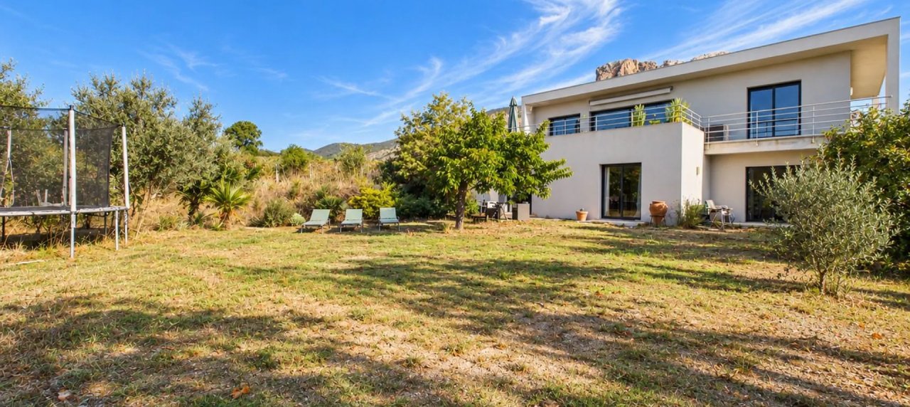 VILLA CONTEMPORAINE AVEC TERRAIN PISCINABLE A AFA