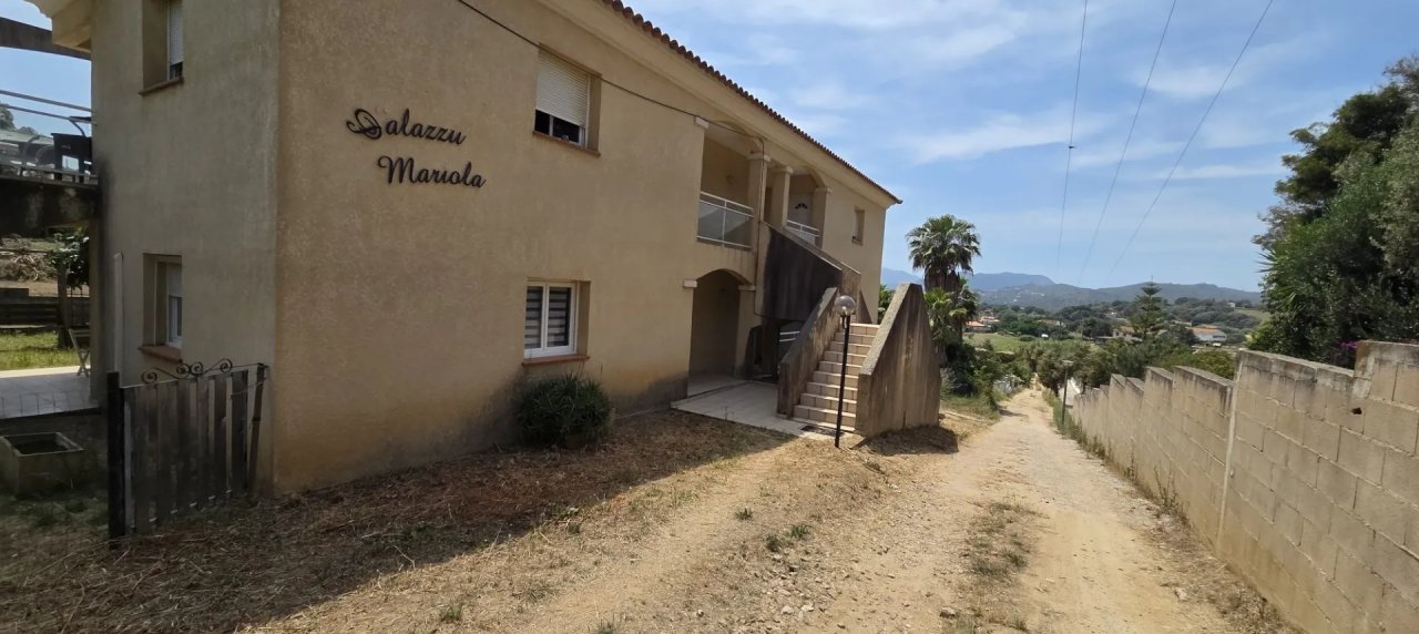 A VENDRE F2 AVEC TERRASSE LD PISCIA A PERI