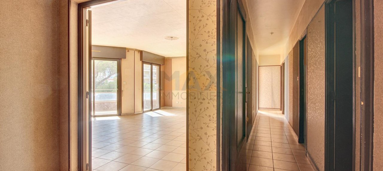 En Corse à Ajaccio, a proximité du centre ville, MAX IMMOBILIER vous propose un F4 de  95m² avec une terrasse de 9m².