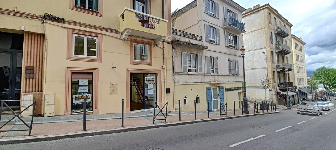 Local à louer Beverini  vue rue 
