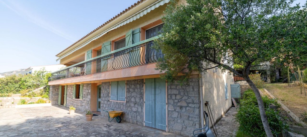 En Corse, à Ajaccio, vente d'une villa de 350 m² avec piscine et vue mer