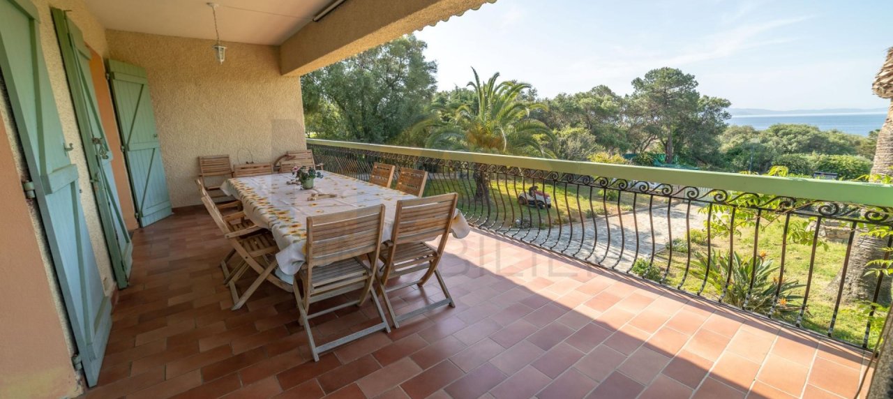 En Corse, à Ajaccio, vente d'une villa de 350 m² avec piscine et vue mer