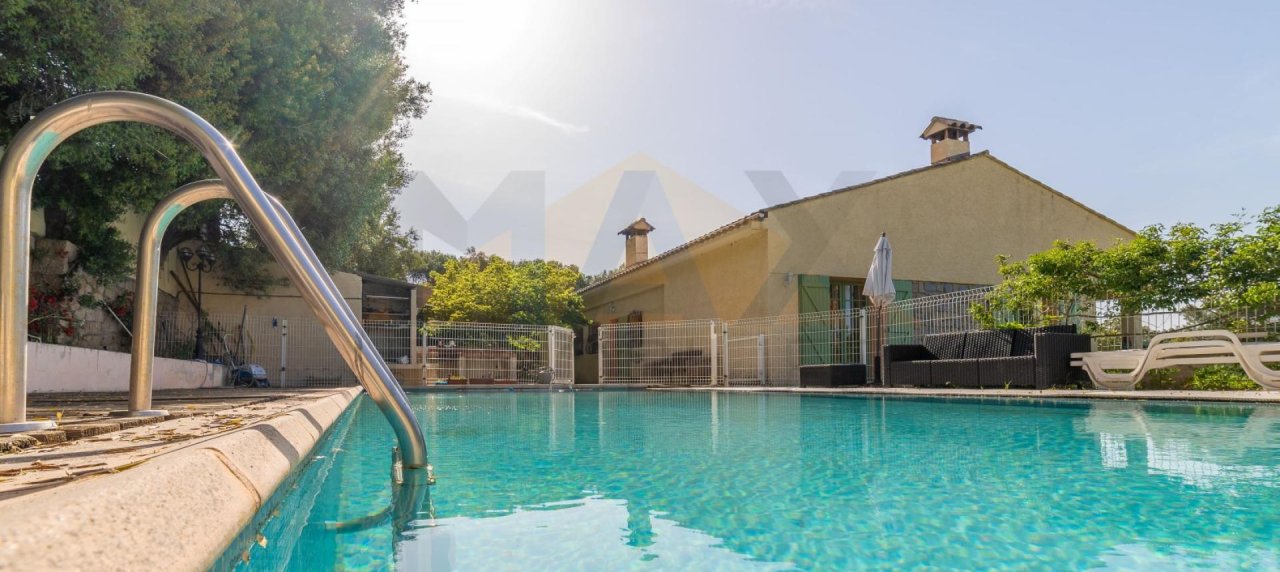 En Corse, à Ajaccio, vente d'une villa de 350 m² avec piscine et vue mer
