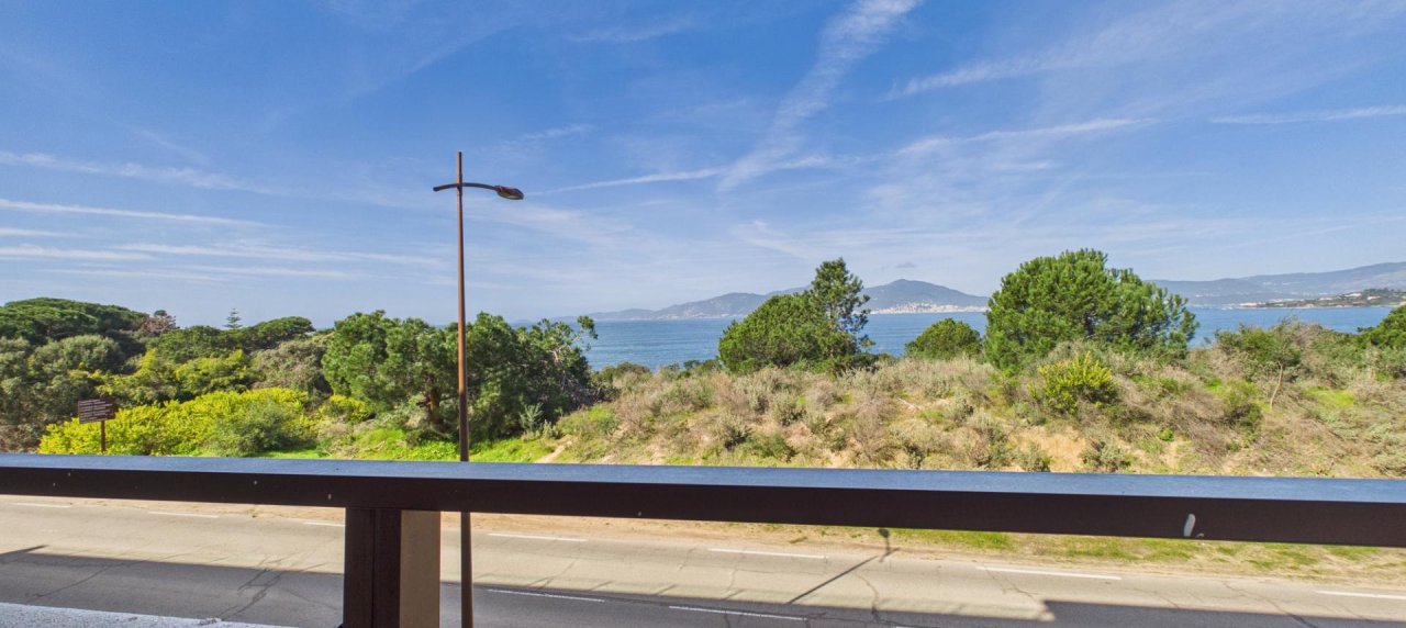 Vente F2 récent en bord de plage et Vue Mer