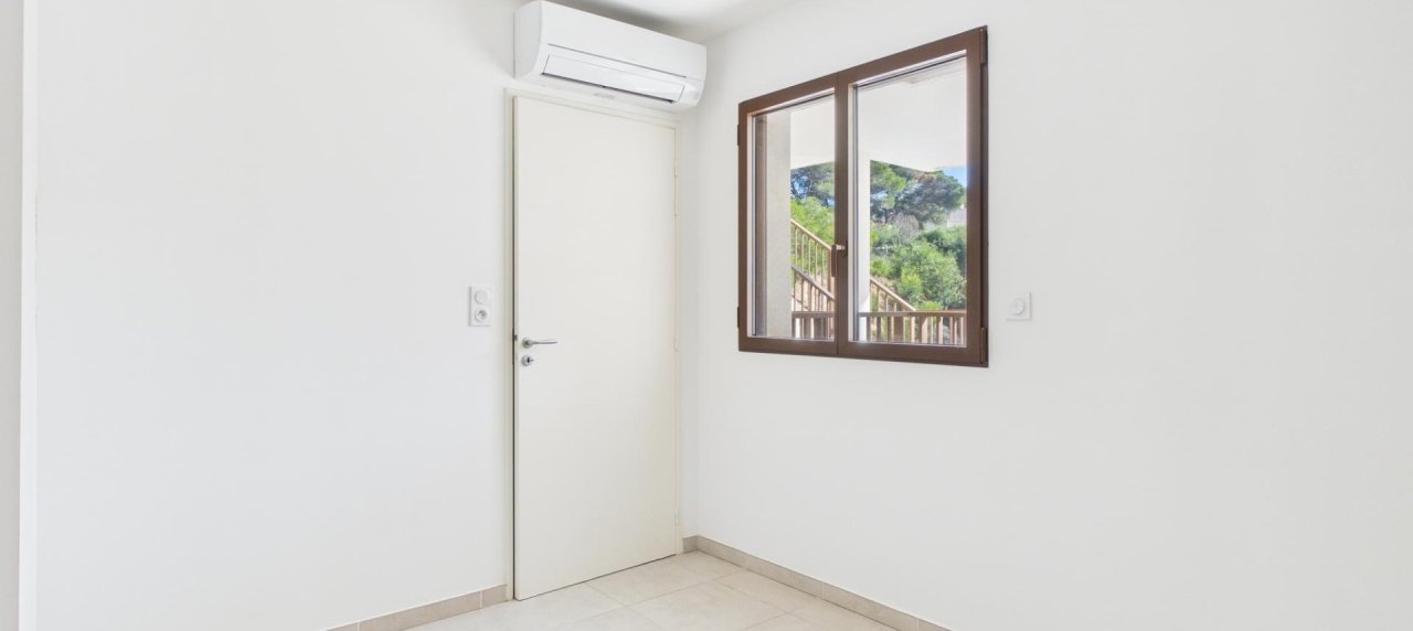 Vente F2 récent en bord de plage et Vue Mer
