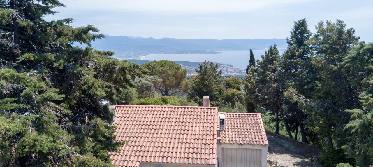 Villa à rénover à vendre avec vue mer à Alata près d'Ajaccio