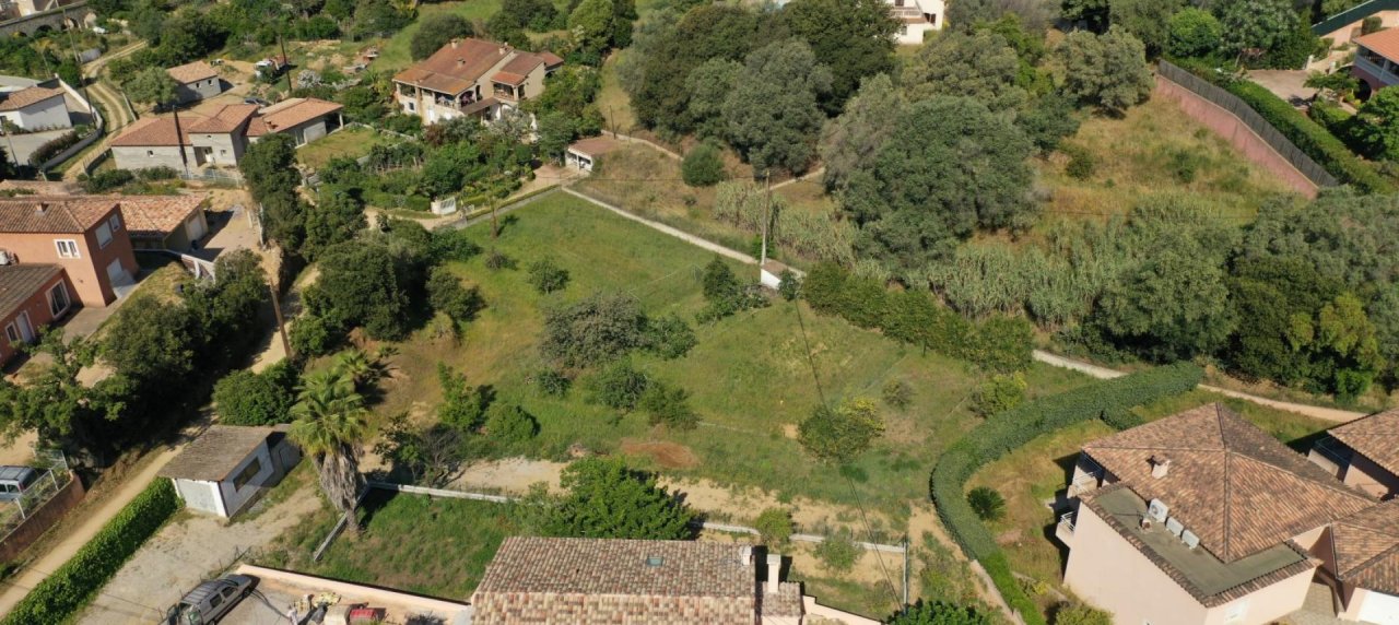 A vendre un terrain constructible à Ajaccio - Finosello