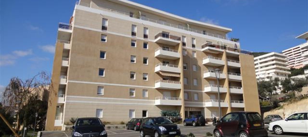 Idéal investisseur: 
En Corse, à Ajaccio, sur la route des Sanguinaires, Max Immobilier vous propose en exclusivité, un F2 loué d'une superficie d'environ 34m² avec une terrasse vue mer     