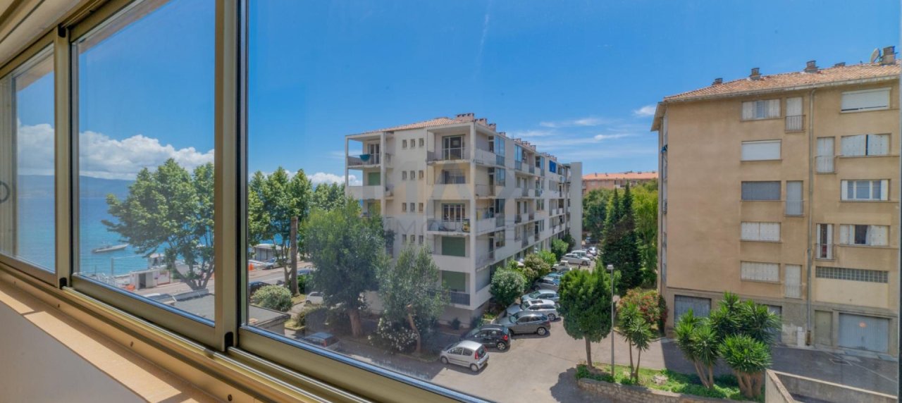 En Corse à Ajaccio, dans le quartier de l'Albert 1er, nous vous proposons un appartement de type un F1 avec vue mer et ascenseur