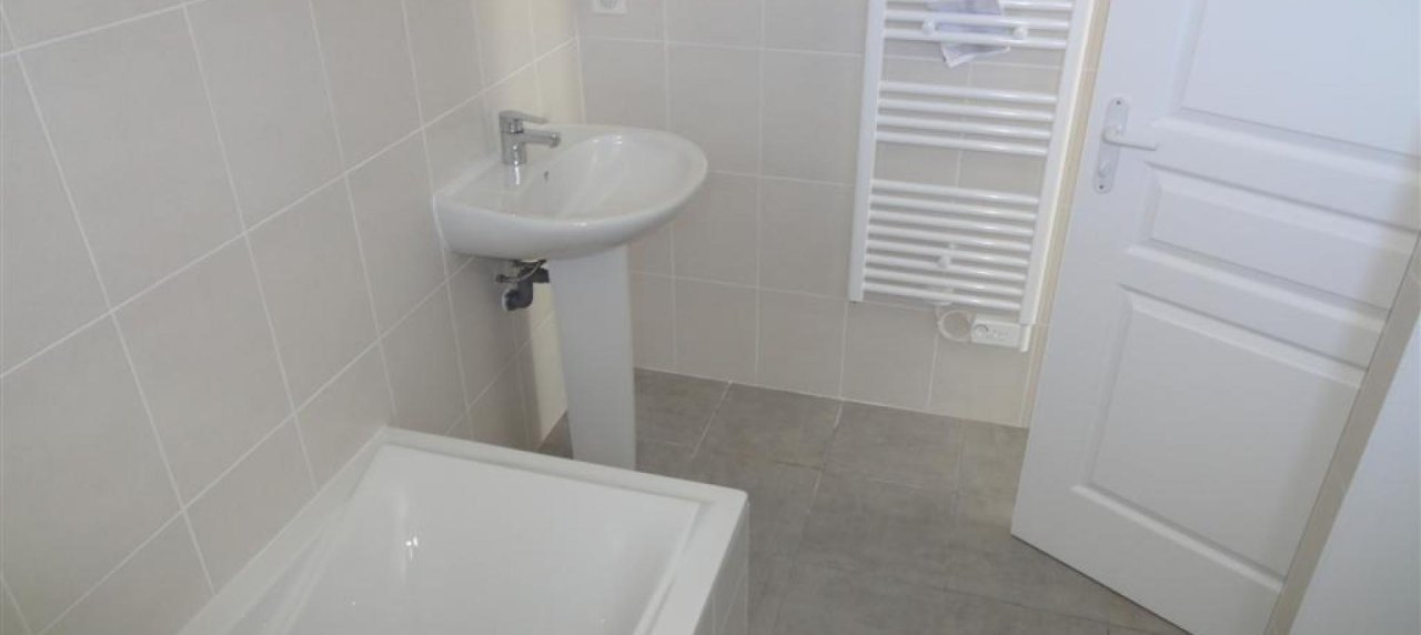F3 à louer secteur Vazzio salle de bains