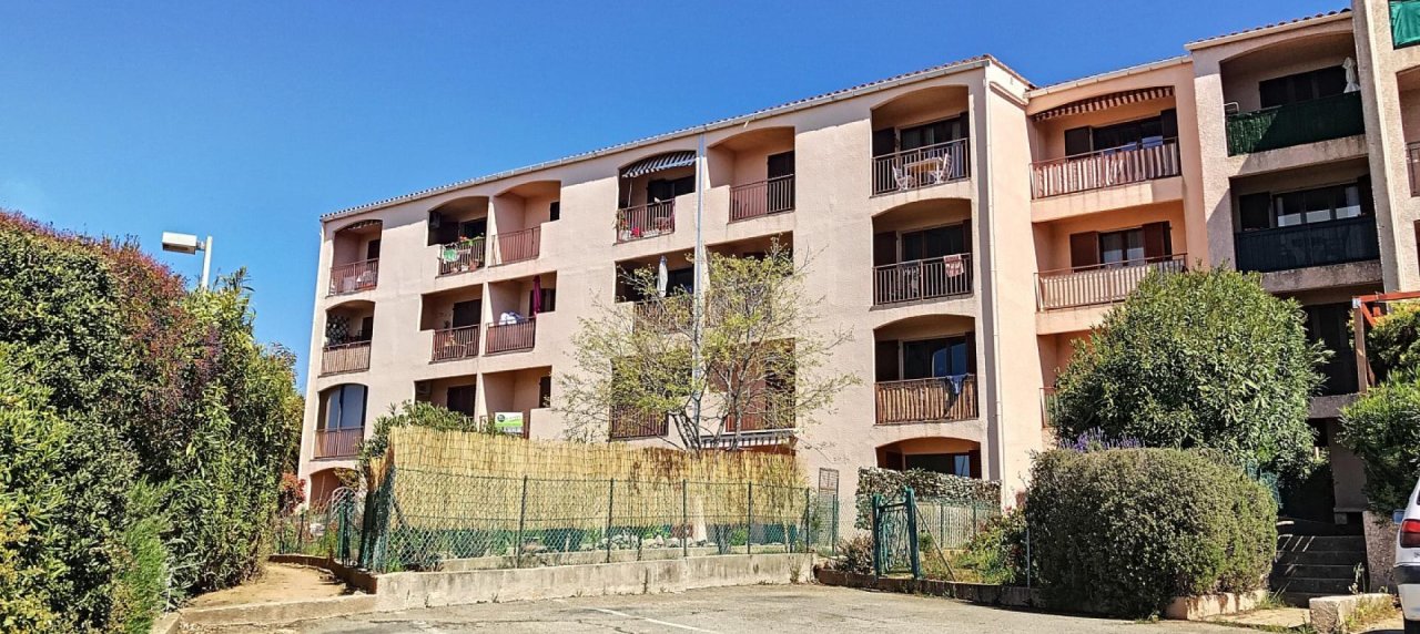 En Corse, à Ajaccio, un appartement de type F1 d'une superficie de 28 m² avec terrasse et un jardin privatif de 60m²