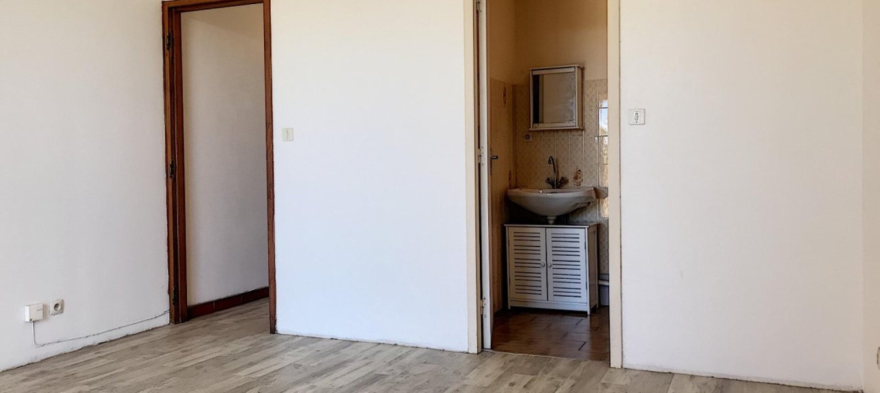 En Corse, à Ajaccio, un appartement de type F1 d'une superficie de 28 m² avec terrasse et un jardin privatif de 60m²