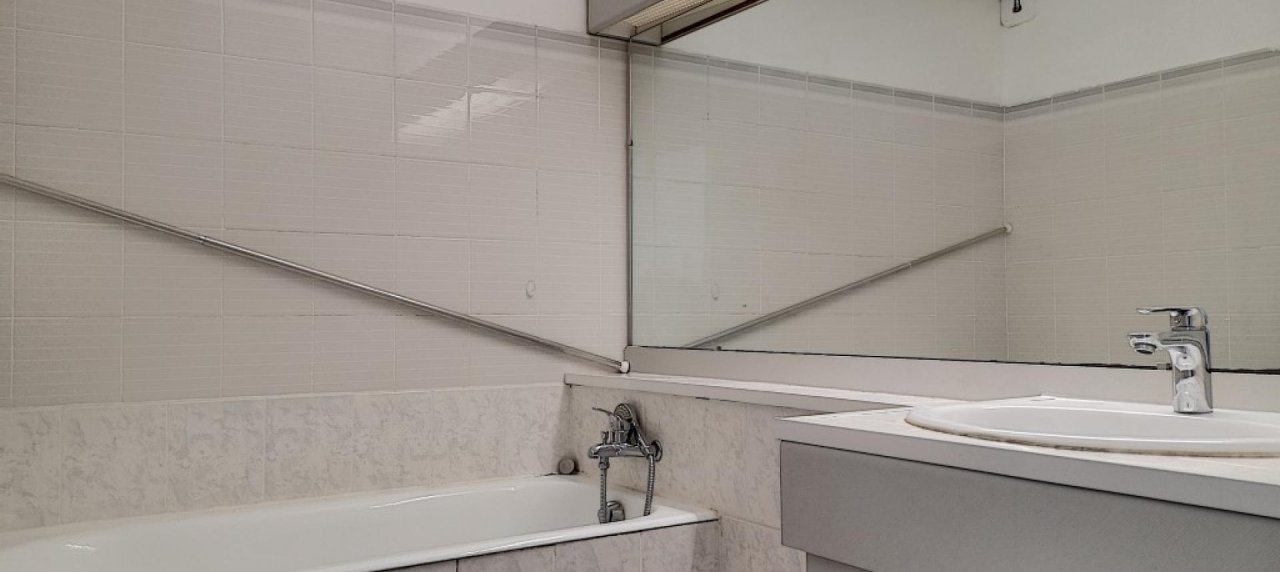 F1 à louer rue de Wagram salle de bain