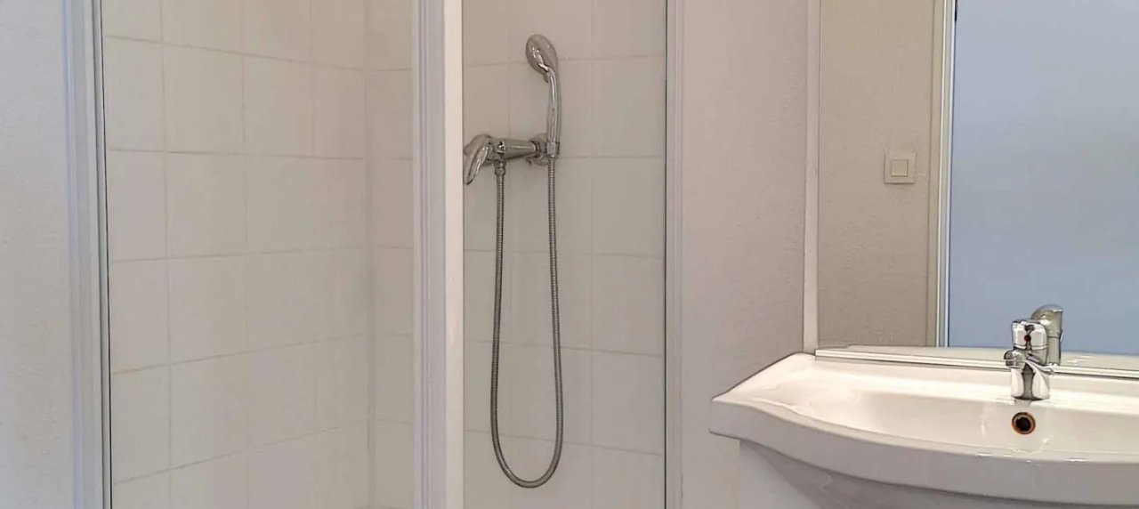 F2  à louer Sanguinaires salle de douche 
