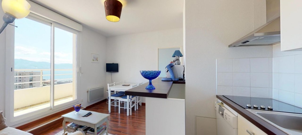 A Ajaccio, au début de la route des Sanguinaires, vente d'un appartement DERNIER ÉTAGE F2 belle vue mer