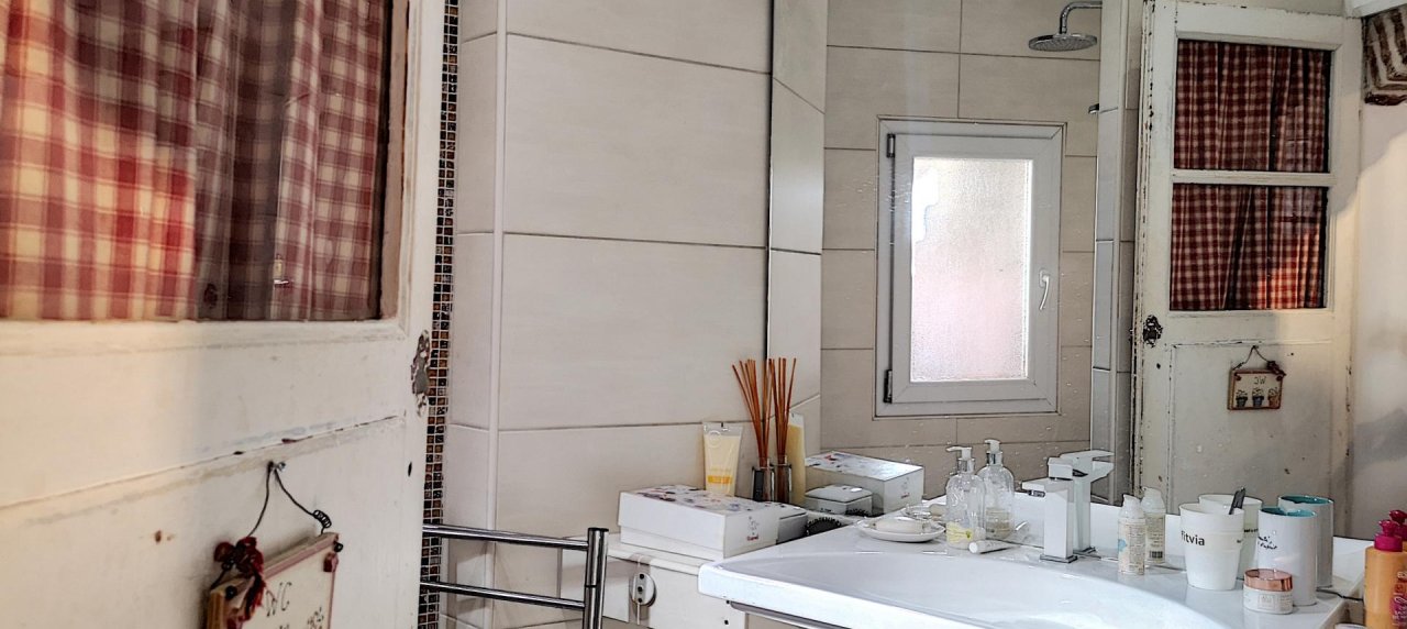 F2 meublé à louer au cœur de la ville d'Ajaccio salle de douche