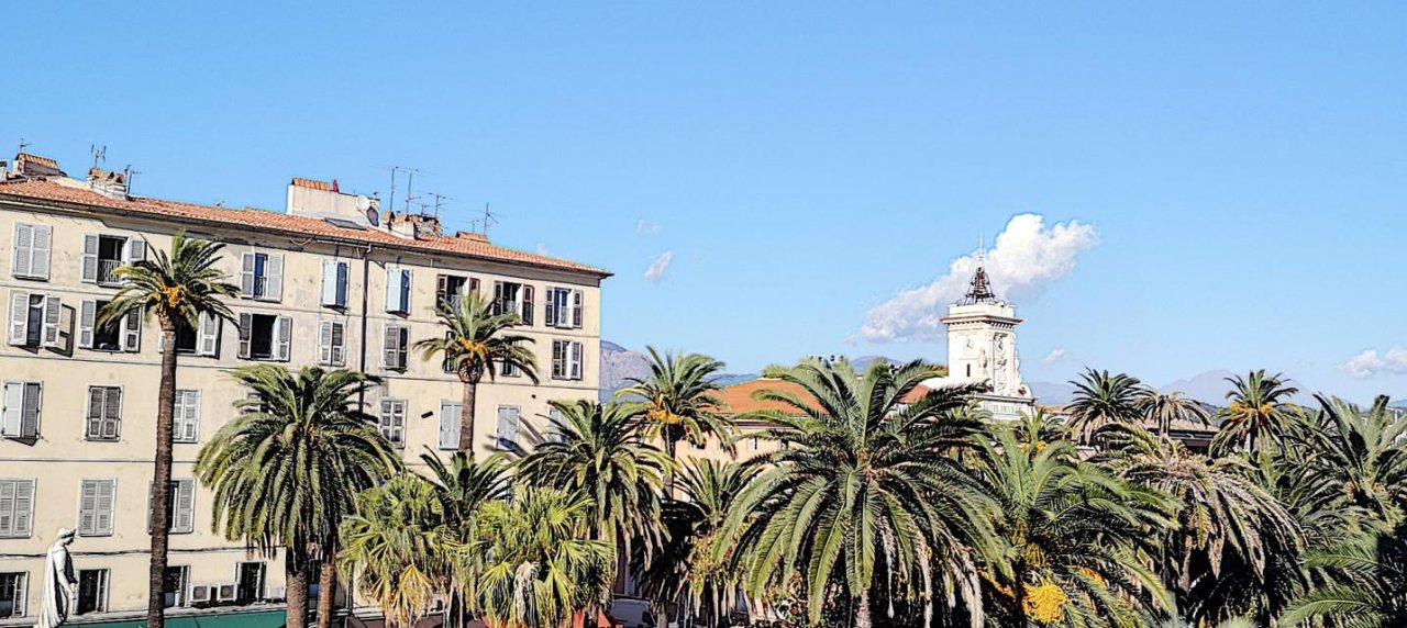 F2 meublé à louer au cœur de la ville d'Ajaccio vue