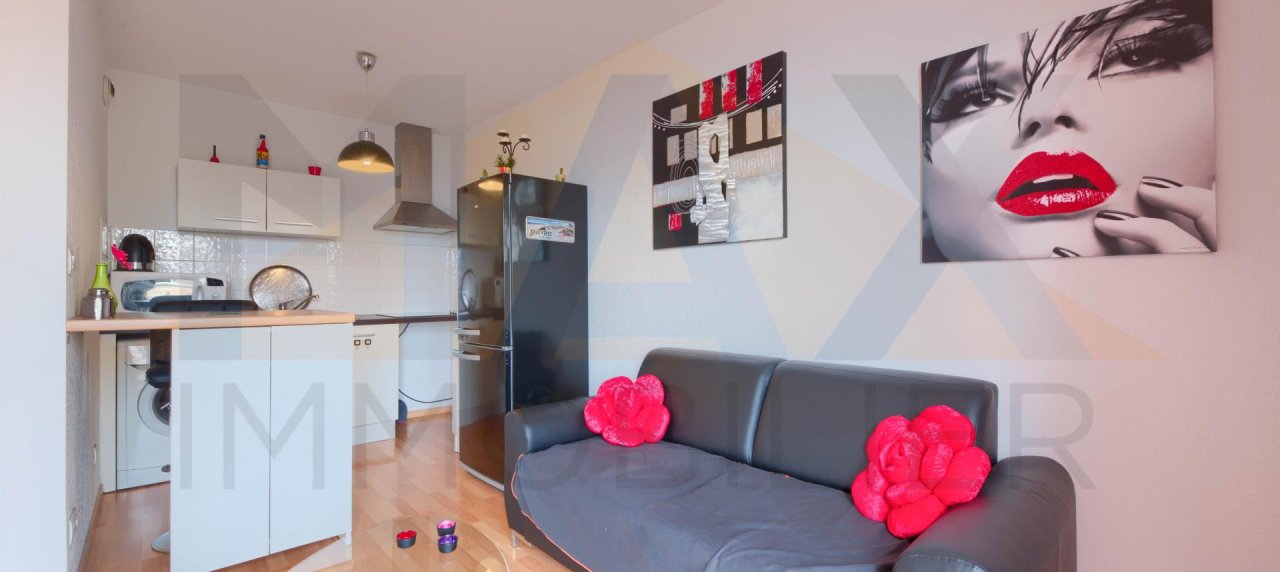 Idéal investisseur: 
En Corse, à Ajaccio, sur la route des Sanguinaires, Max Immobilier vous propose en exclusivité, un F2 loué d'une superficie d'environ 34m² avec une terrasse vue mer     