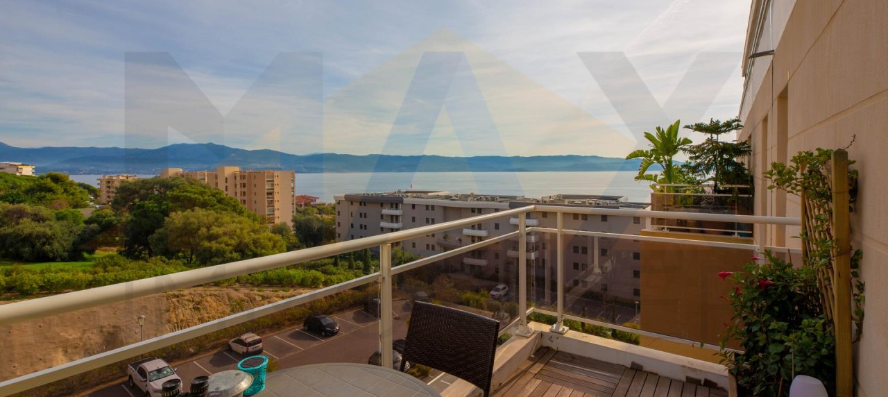 Idéal investisseur: 
En Corse, à Ajaccio, sur la route des Sanguinaires, Max Immobilier vous propose en exclusivité, un F2 loué d'une superficie d'environ 34m² avec une terrasse vue mer     