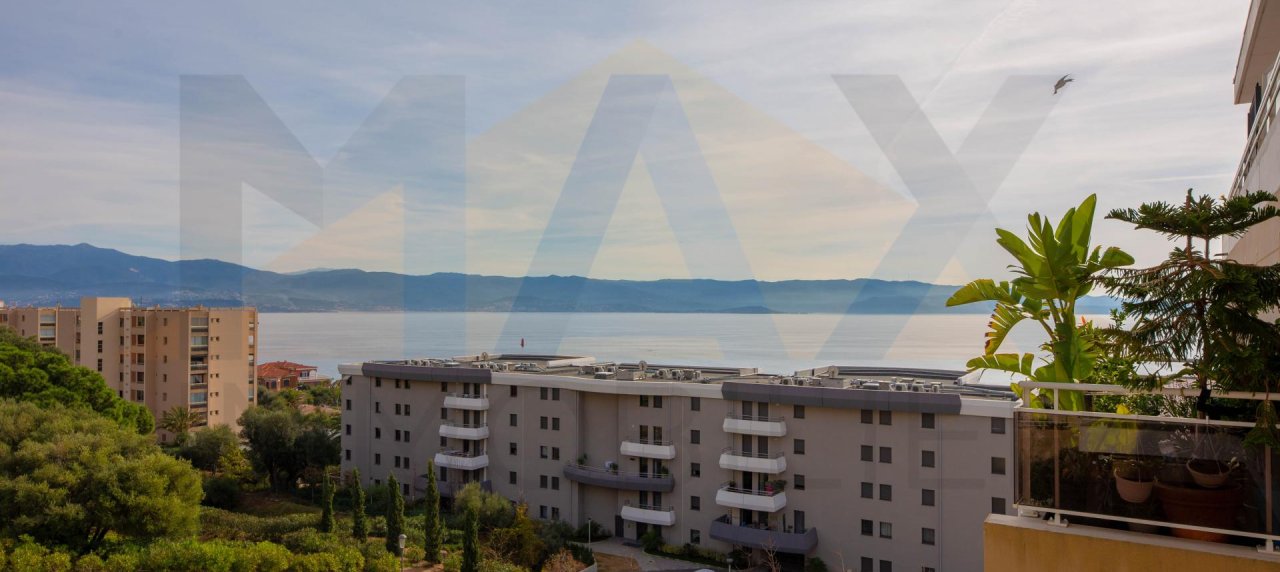 Idéal investisseur: 
En Corse, à Ajaccio, sur la route des Sanguinaires, Max Immobilier vous propose en exclusivité, un F2 loué d'une superficie d'environ 34m² avec une terrasse vue mer     
