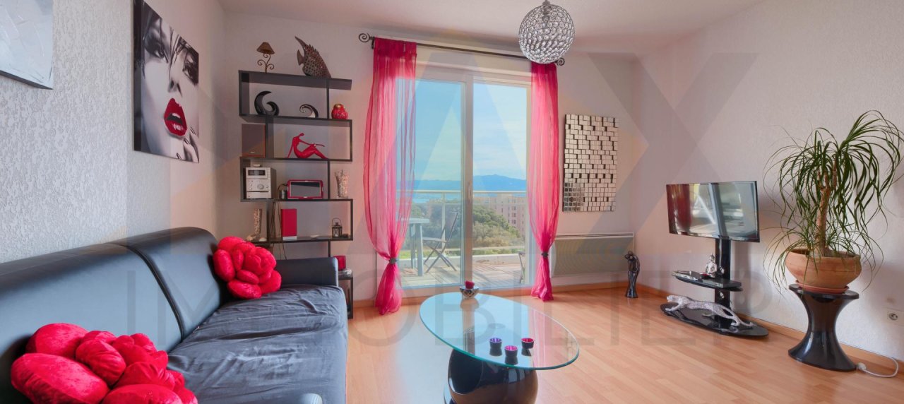 Idéal investisseur: 
En Corse, à Ajaccio, sur la route des Sanguinaires, Max Immobilier vous propose en exclusivité, un F2 loué d'une superficie d'environ 34m² avec une terrasse vue mer     